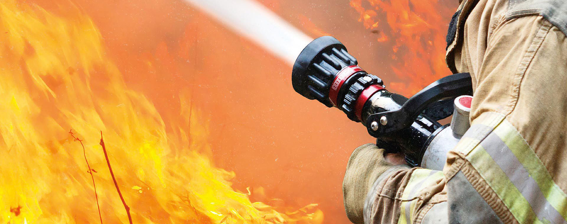 ¿Cuáles son las precauciones para el cableado de la manguera contra incendios?